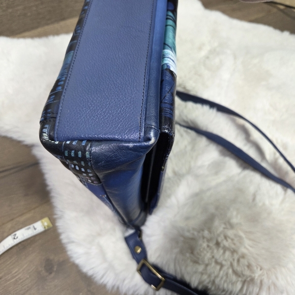Anuschka Hand Painted Lady Liberty Statue Blue New York Cityscape Crossbody Bag - Picture 13 of 16